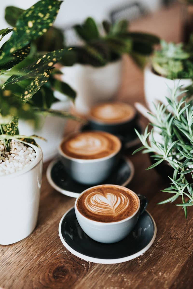 Café servido en la mesa de un bar