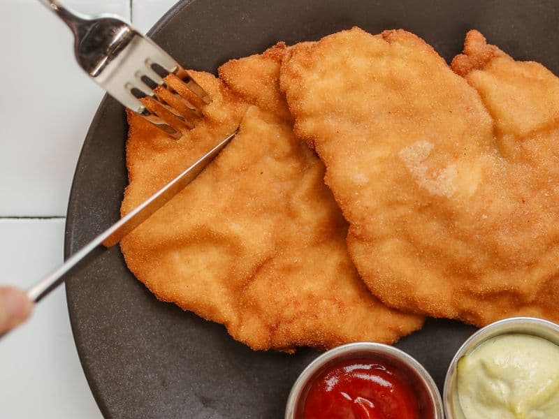 Milanesa dorada y crocante con limón