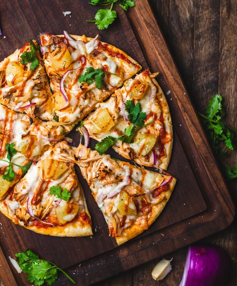 Pizza especial con jamón crudo, rúcula y tomate seco