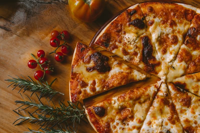 Pizza muzarella con salsa y aceitunas